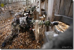 14 ноября,2010 года,Ростовская область,Щепкинский лес,молодые люди играют в лазерный пейнтбол,в котором вместо шариков с краской и пуль используется безвредный для человека и невидимый глазу инфракрасный луч.Попадание в цель фиксируется прибором закрёпленным на голове у каждого игрока.