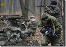 14 ноября,2010 года,Ростовская область,Щепкинский лес,молодые люди играют в лазерный пейнтбол,в котором вместо шариков с краской и пуль используется безвредный для человека и невидимый глазу инфракрасный луч.Попадание в цель фиксируется прибором закрёпленным на голове у каждого игрока.