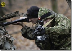 14 ноября,2010 года,Ростовская область,Щепкинский лес,молодые люди играют в лазерный пейнтбол,в котором вместо шариков с краской и пуль используется безвредный для человека и невидимый глазу инфракрасный луч.Попадание в цель фиксируется прибором закрёпленным на голове у каждого игрока.
